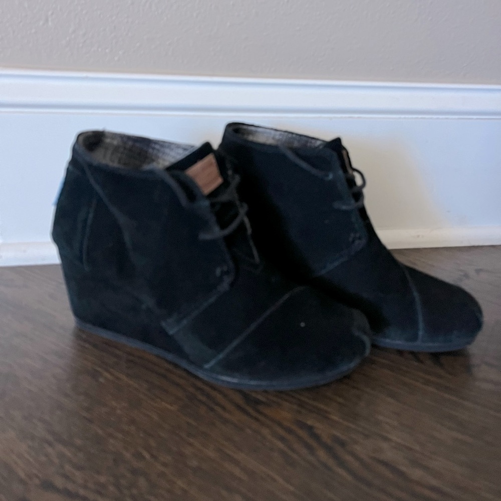 Women's Toms 7 Black Suede Ankle Boots lace up wedge